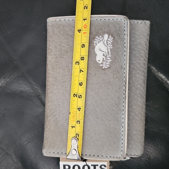 Roots 100% Leather Textured Gray Tri-fold Wallet with White Roots Logo Full Zip - Picture 10 of 10